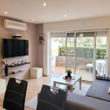 With Pool In - 53 M², 5 Guests