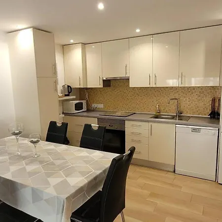 With Pool In - 53 M², 5 Guests 아파트 *