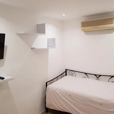 With Pool In - 53 M², 5 Guests 아파트